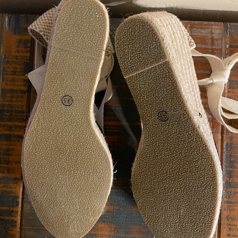 Stylish Black and Cream Espadrilles - Picture 7 of 9